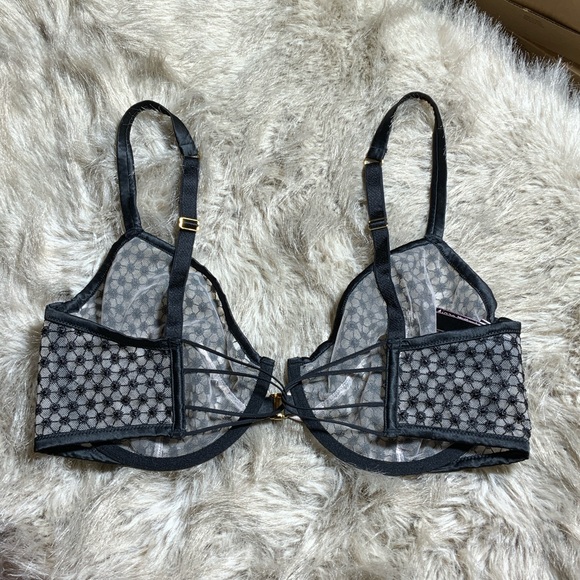Victoria's Secret Black and White Geometric Bra Set - Picture 3 of 8
